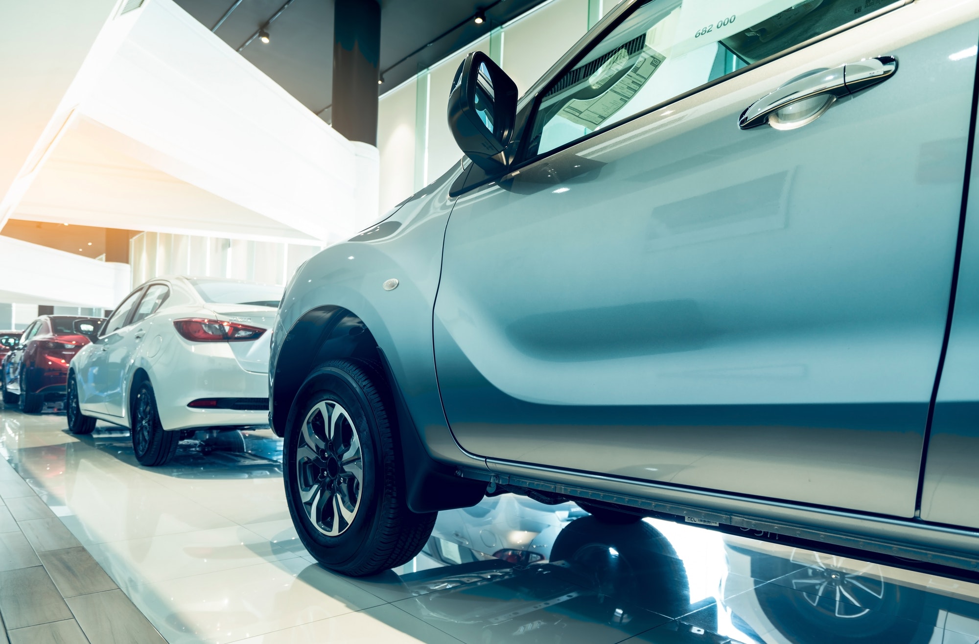 Dietro al Volante: Decifrare i Pro e i Contro del Leasing Auto e del Noleggio a Lungo Termine